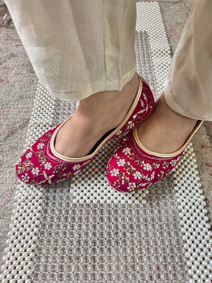 Rosette Pink Velvet Embroidered Punjabi Jutti