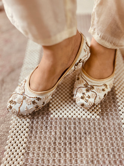 Ivorya Off White All Over Embroidered Jutti
