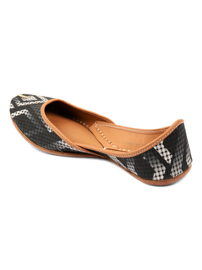 DESI COLOUR Women Black Printed Leather Mojaris