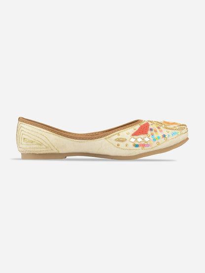 DESI COLOUR Women Off White Ethnic Mojaris With Ethnic Embellishments