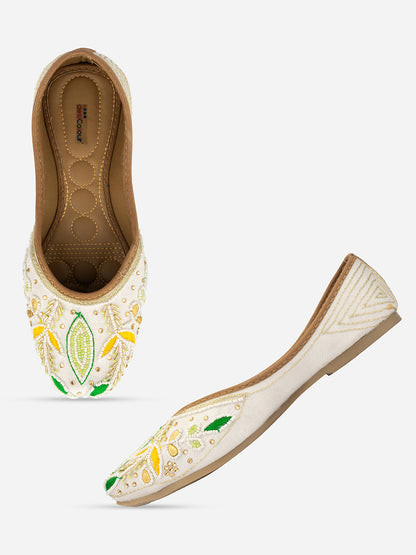 DESI COLOUR Women White Ethnic Mojaris Flats