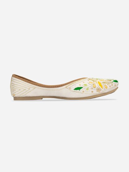 DESI COLOUR Women White Ethnic Mojaris Flats