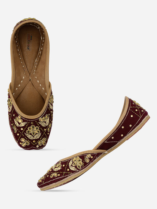 DESI COLOUR Women Purple Embellished Ethnic Mojaris Flats